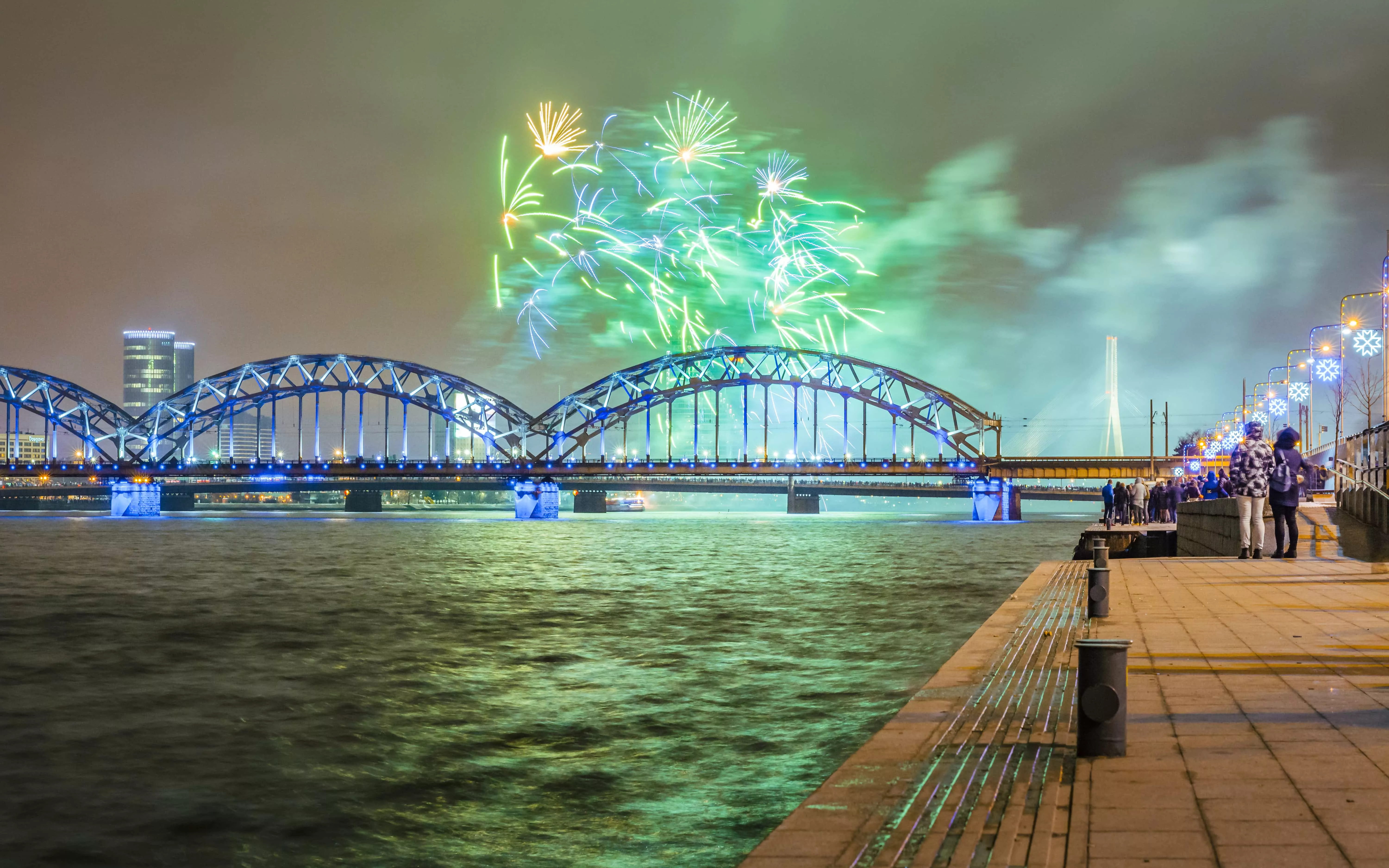 Daugava ar svētku salūtu